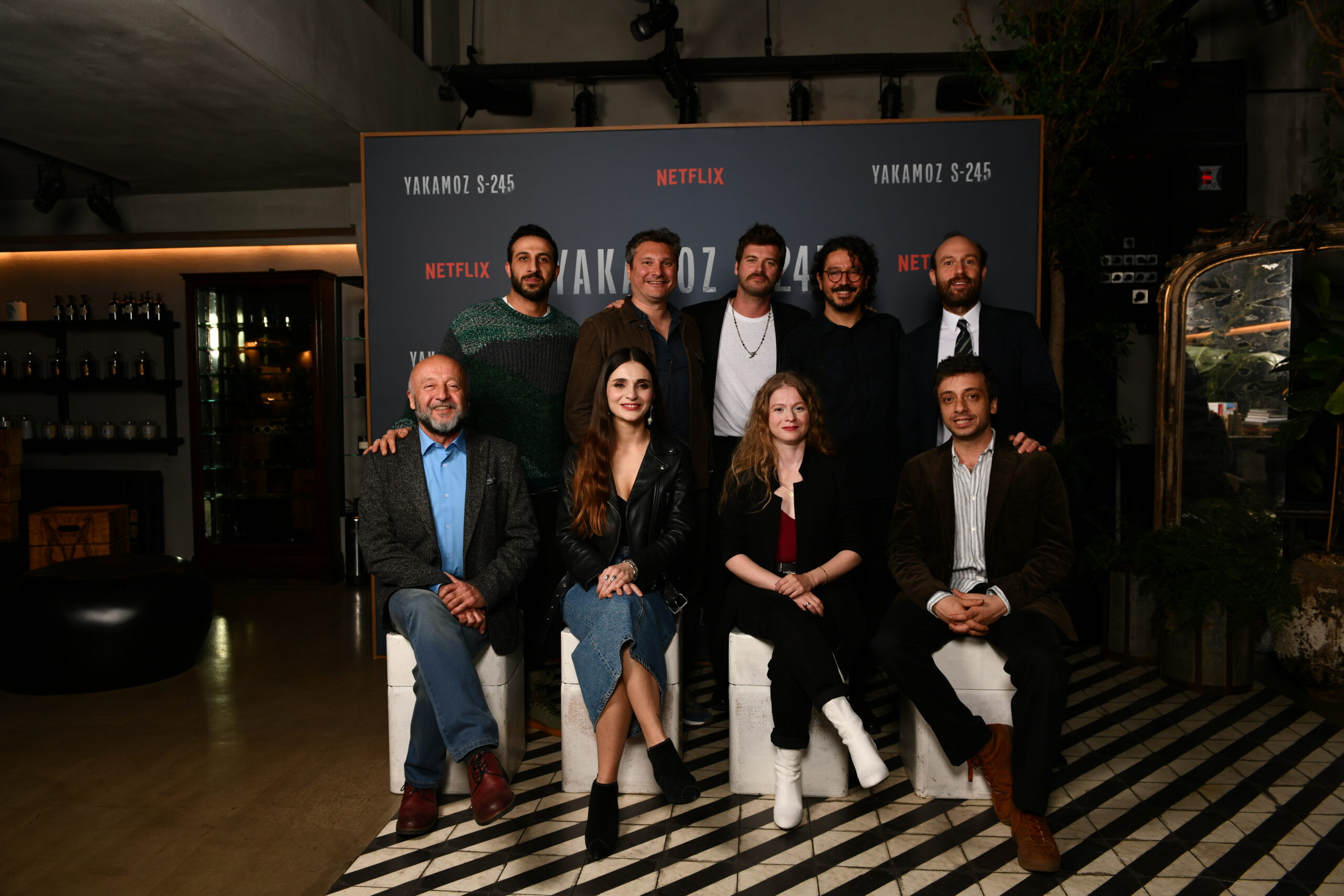  Netflix, Yakamoz S-245’in yayına girişini dizi ekibinin katıldığı bir yemekle kutladı