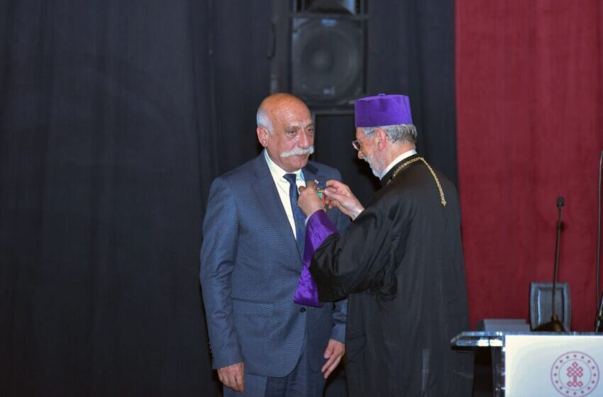 Mıgırdiç Beşiktaşlıyan adına verilen özel nişan, tiyatro çalışmalarıyla tanınan Boğos Çalgıcıoğlu’na takdim edildi