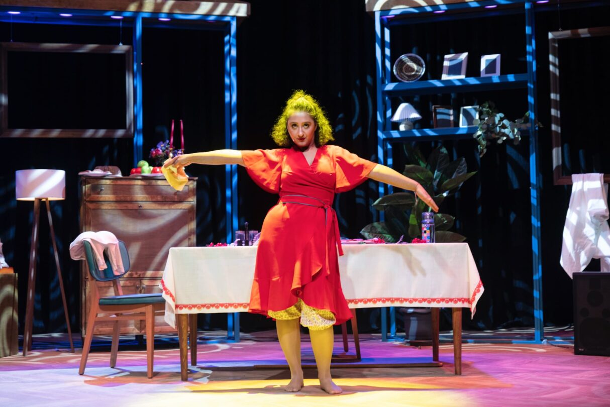 Ecem Erkek’ten Tek Kişilik Müzikli Oyun: ‘Kara Kız’ Prömiyerde Ayakta Alkışlandı