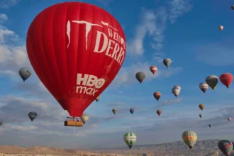 HBO Max'in kırmızı balonu sokak hayvanlarına yatak oldu