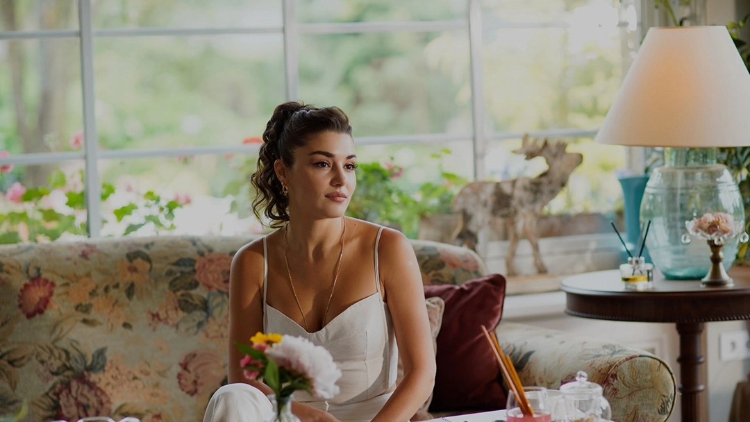 Hande Erçel: Görünmenin Ötesinde