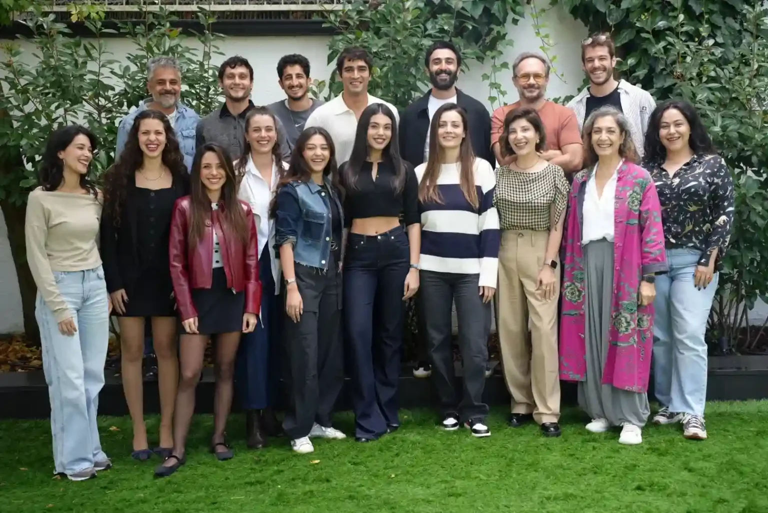 'Susuz Yaz' Dizisinin Oyuncu Kadrosu Okuma Provasında Bir Araya Geldi
