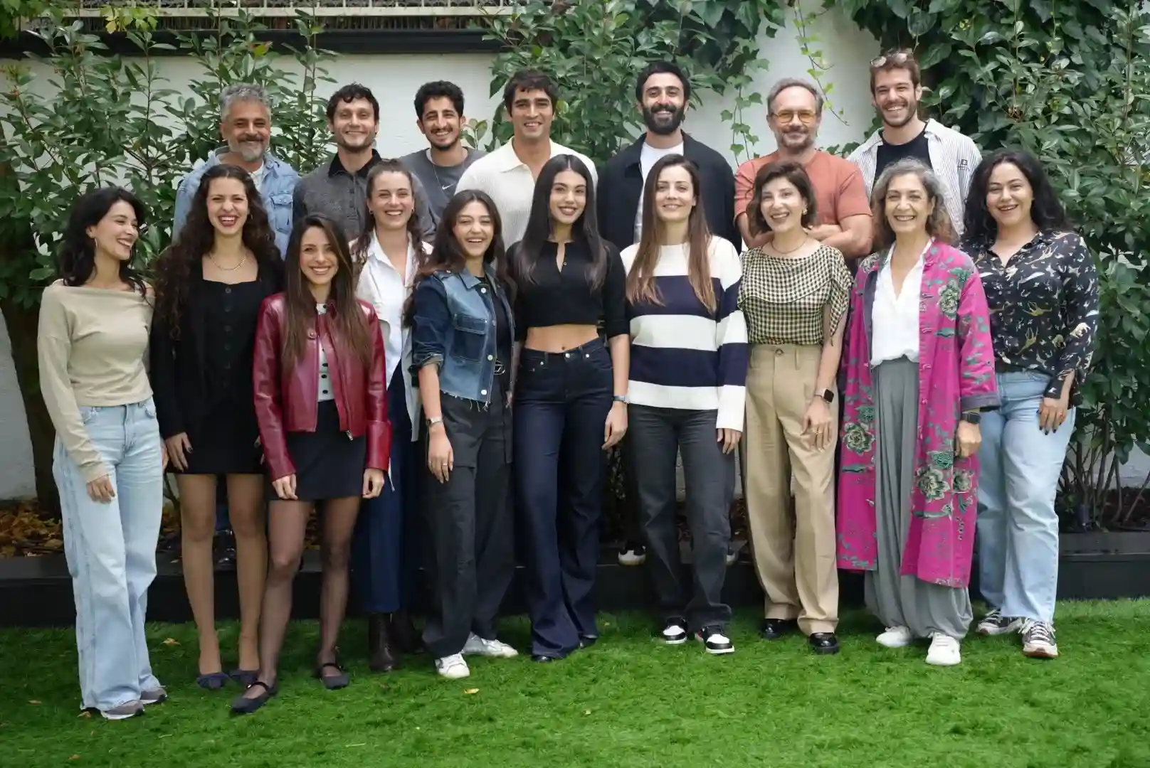 'Susuz Yaz' Dizisinin Oyuncu Kadrosu Okuma Provasında Bir Araya Geldi